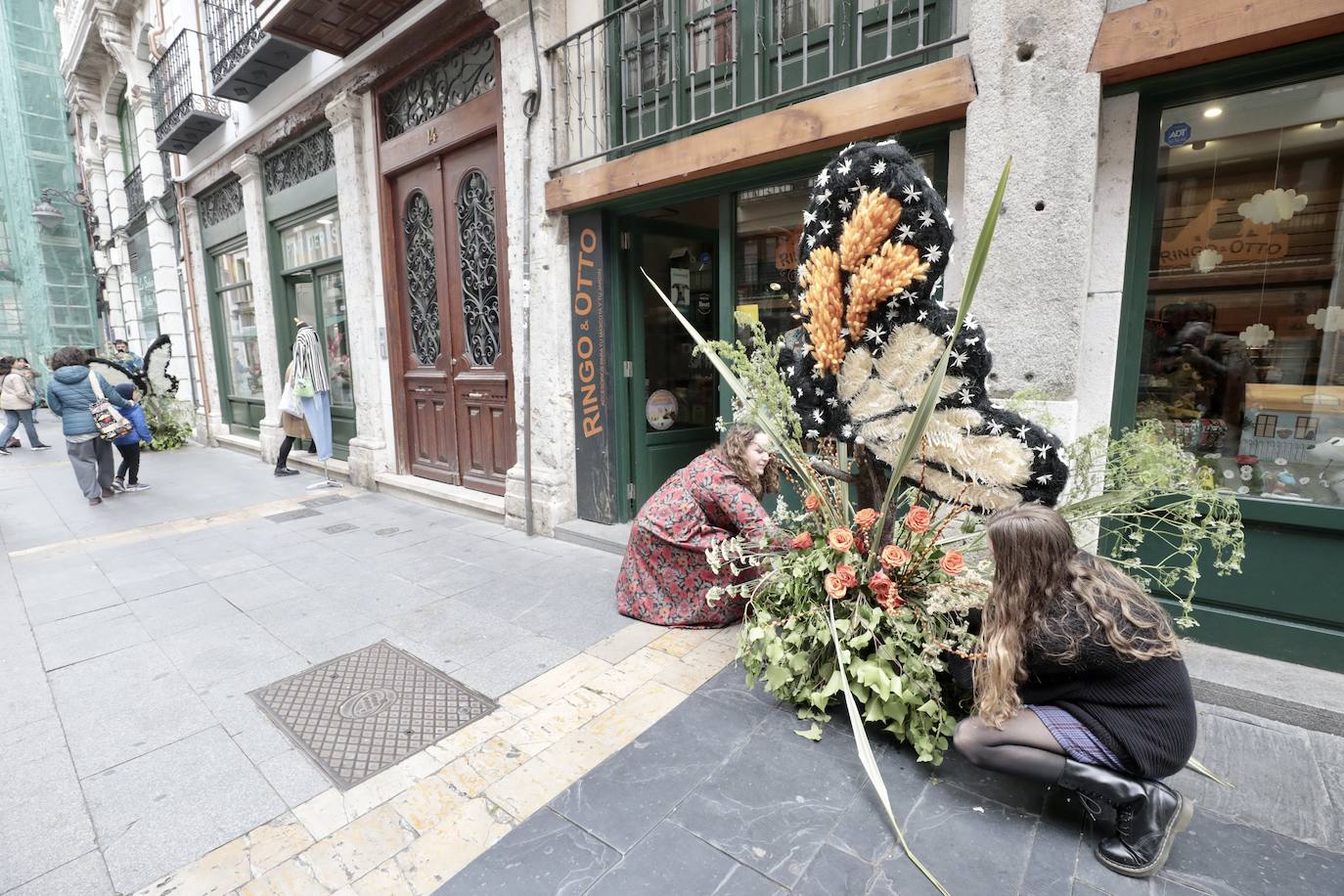 Mariposas florales sobrevuelan la calle Platerías de Valladolid