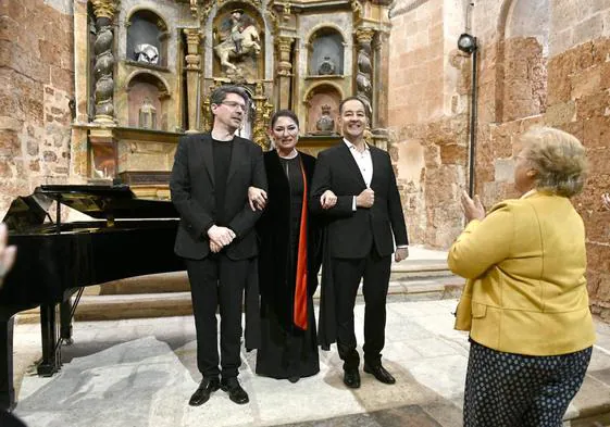 Montserrat Martí Caballé junto a Víctor Carbajo y Alain Damas.