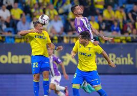 Sergio León no llega a un balón aéreo que impacta en el Pacha Espino.