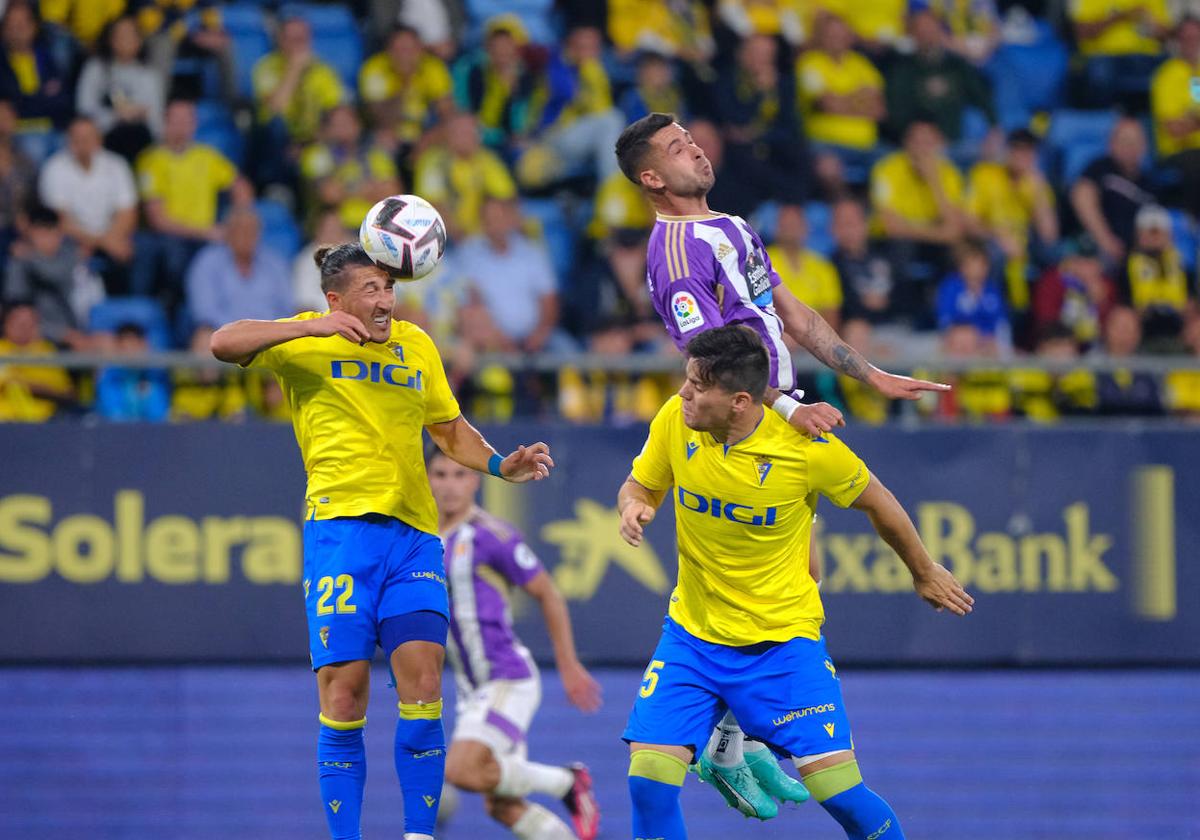 Sergio León no llega a un balón aéreo que impacta en el Pacha Espino.