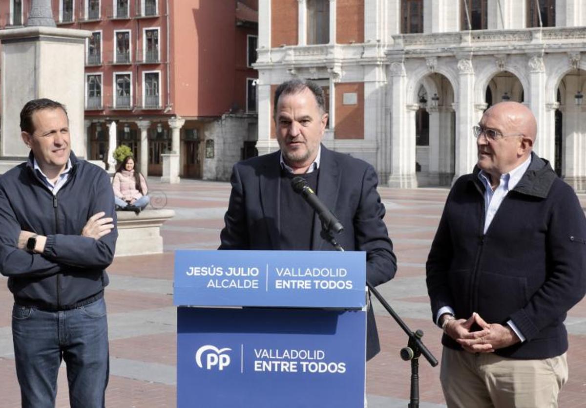 Carlos Iturgáiz, en el centro, junto a Conrado Íscar y Jesús Julio Carnero.