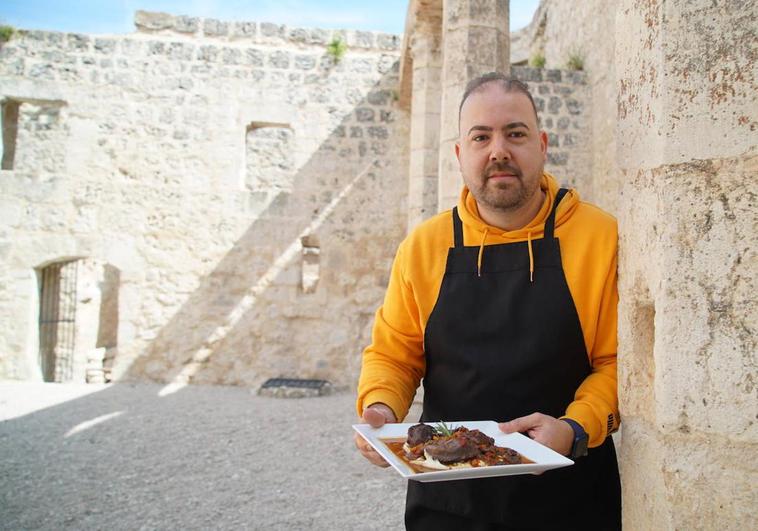 El cocinero Pablo Vaticón con sus carrilleras, en el castillo de Portillo