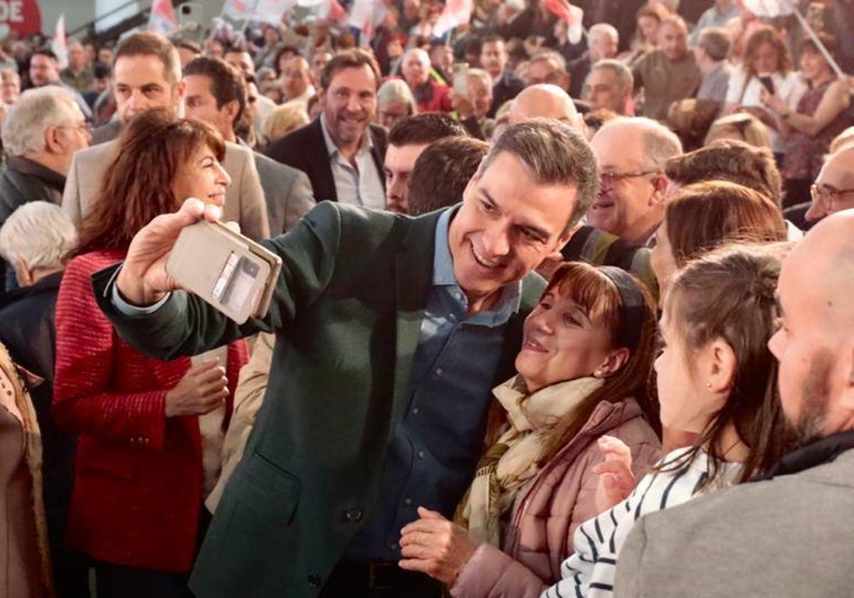 Pedro Sánchez, arropado por Óscar Puente, en Valladolid.