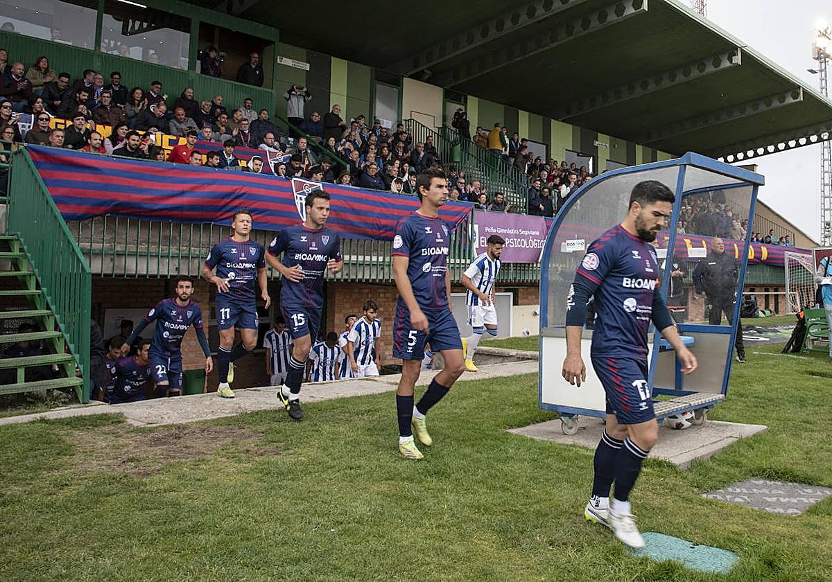 Jugadores de ambos equipos saltan al césped de La Albuera.