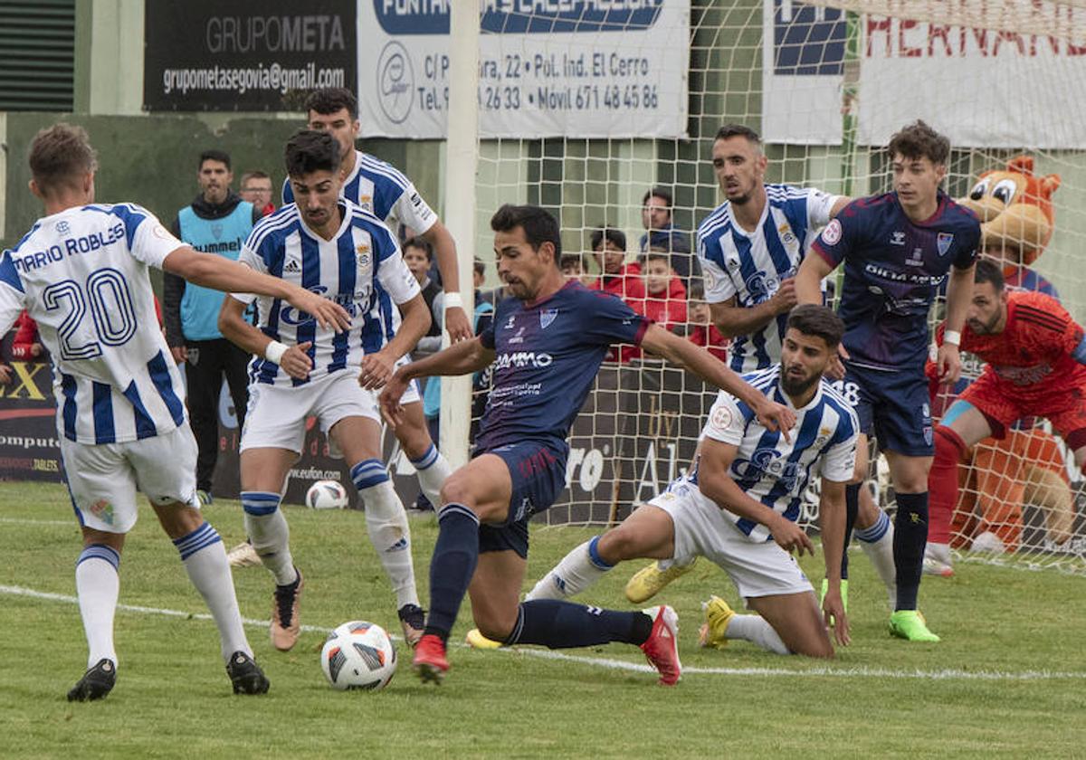 Diego Gómez intenta jugar un balón en el área.