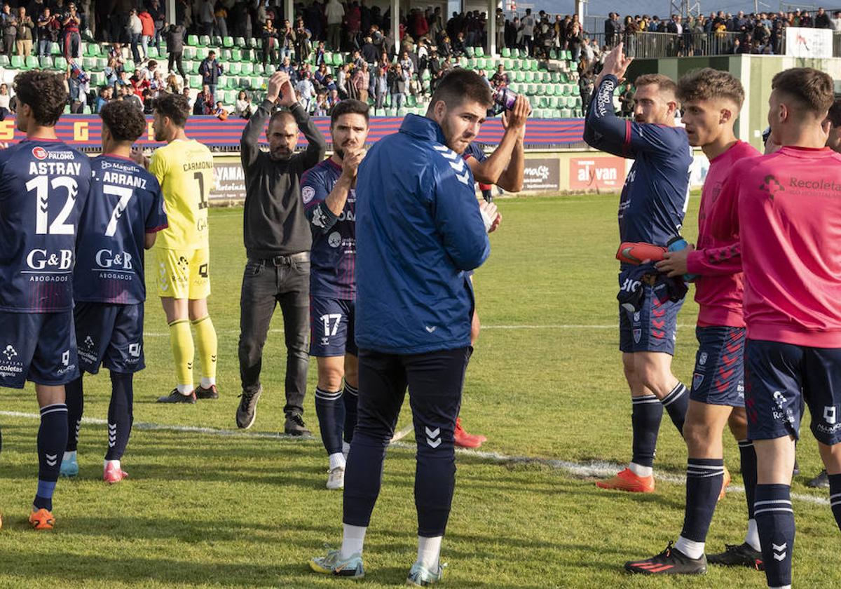 Jugadores de la Segoviana agradecen el apoyo de la afición.