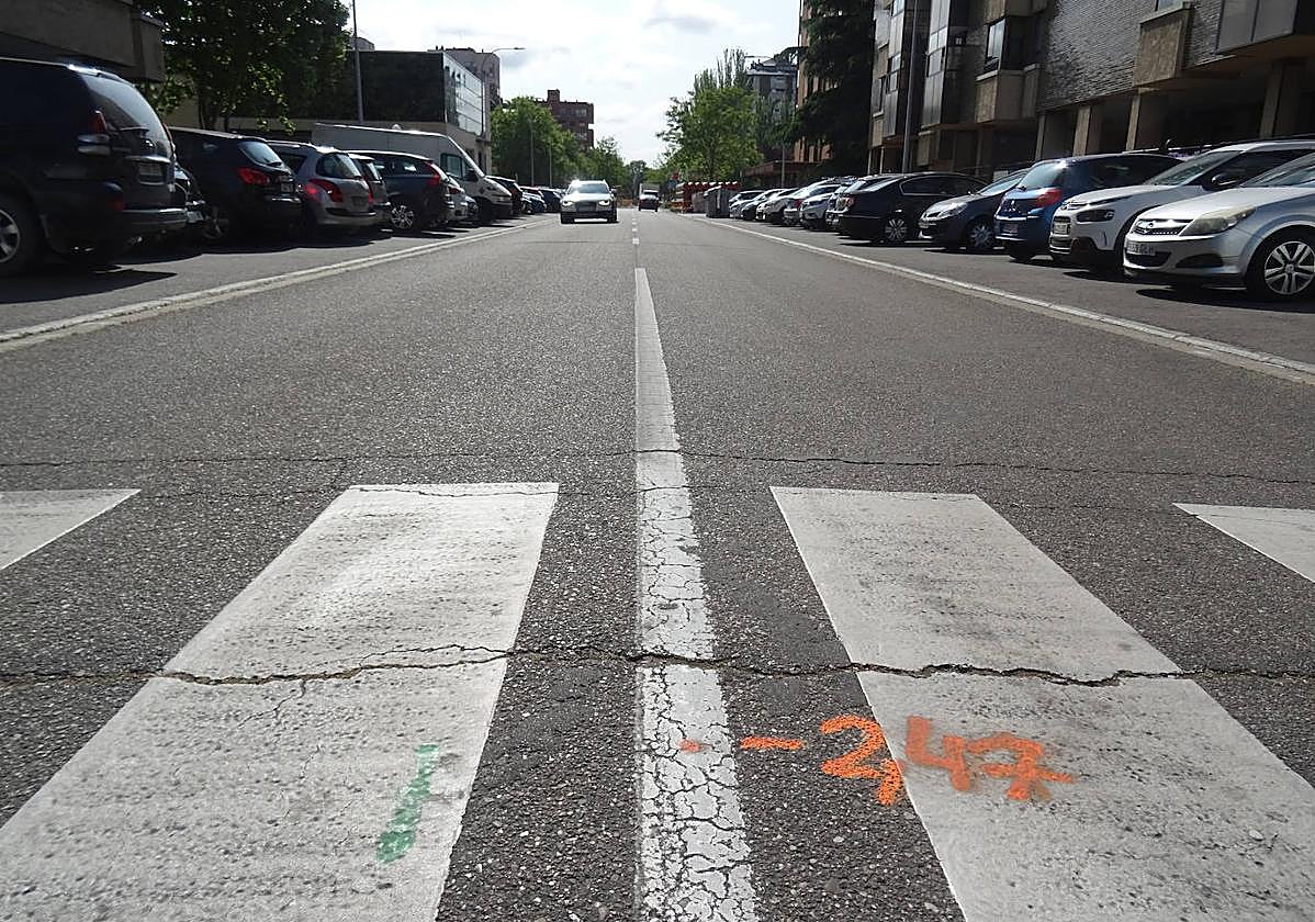 Marcas en la calzada de la calle Francisco Hernández Pacheco para el despliegue de la red de calor.