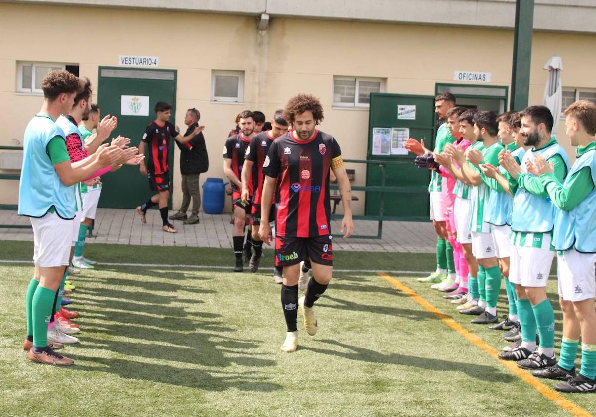 Los jugadores del Betis hicieron pasillo al Laguna, campeón y equipo ascendido.