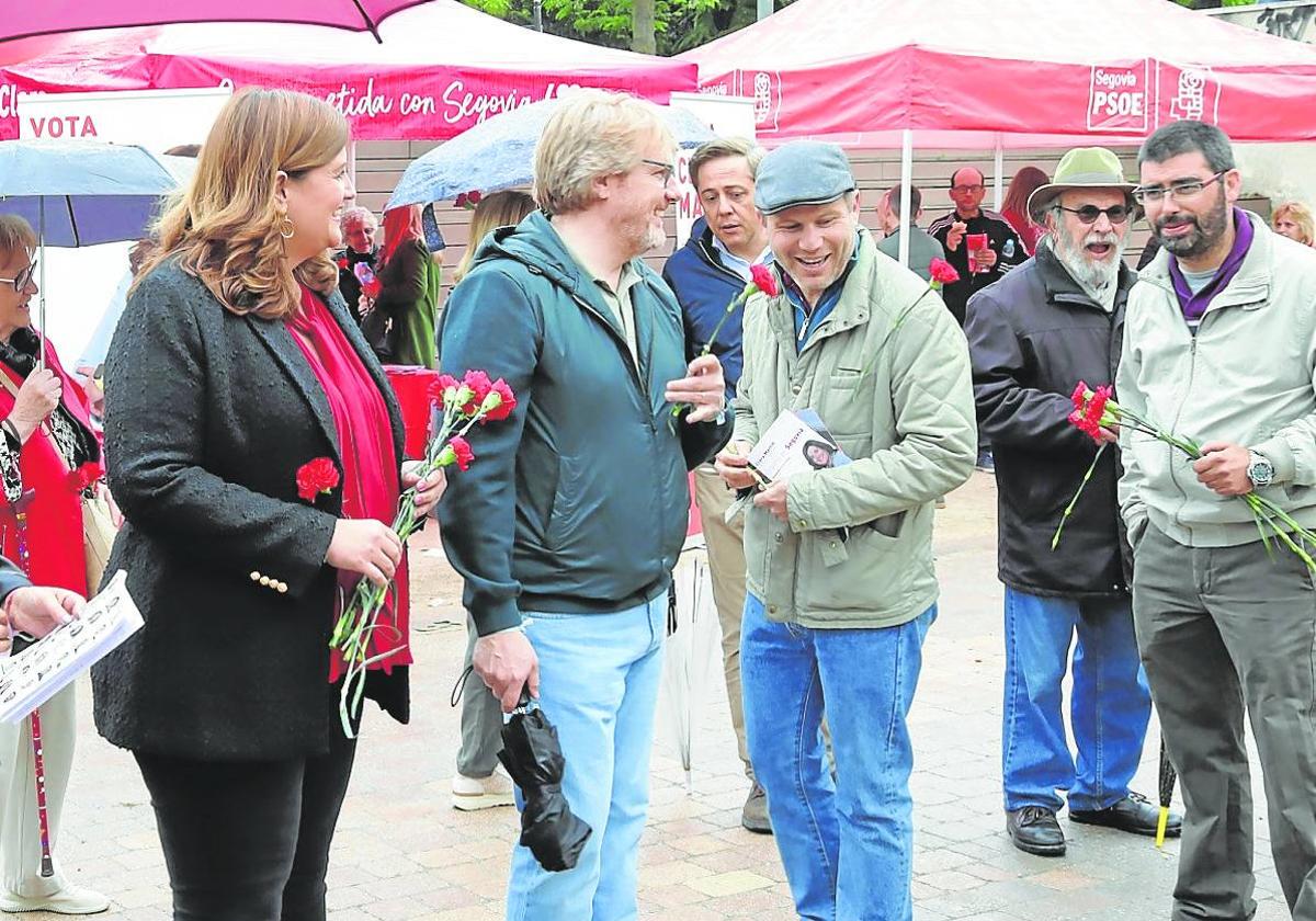 La candidata del PSOE y sus compañeros celebran la Fiesta de la Rosa en La Albuera.