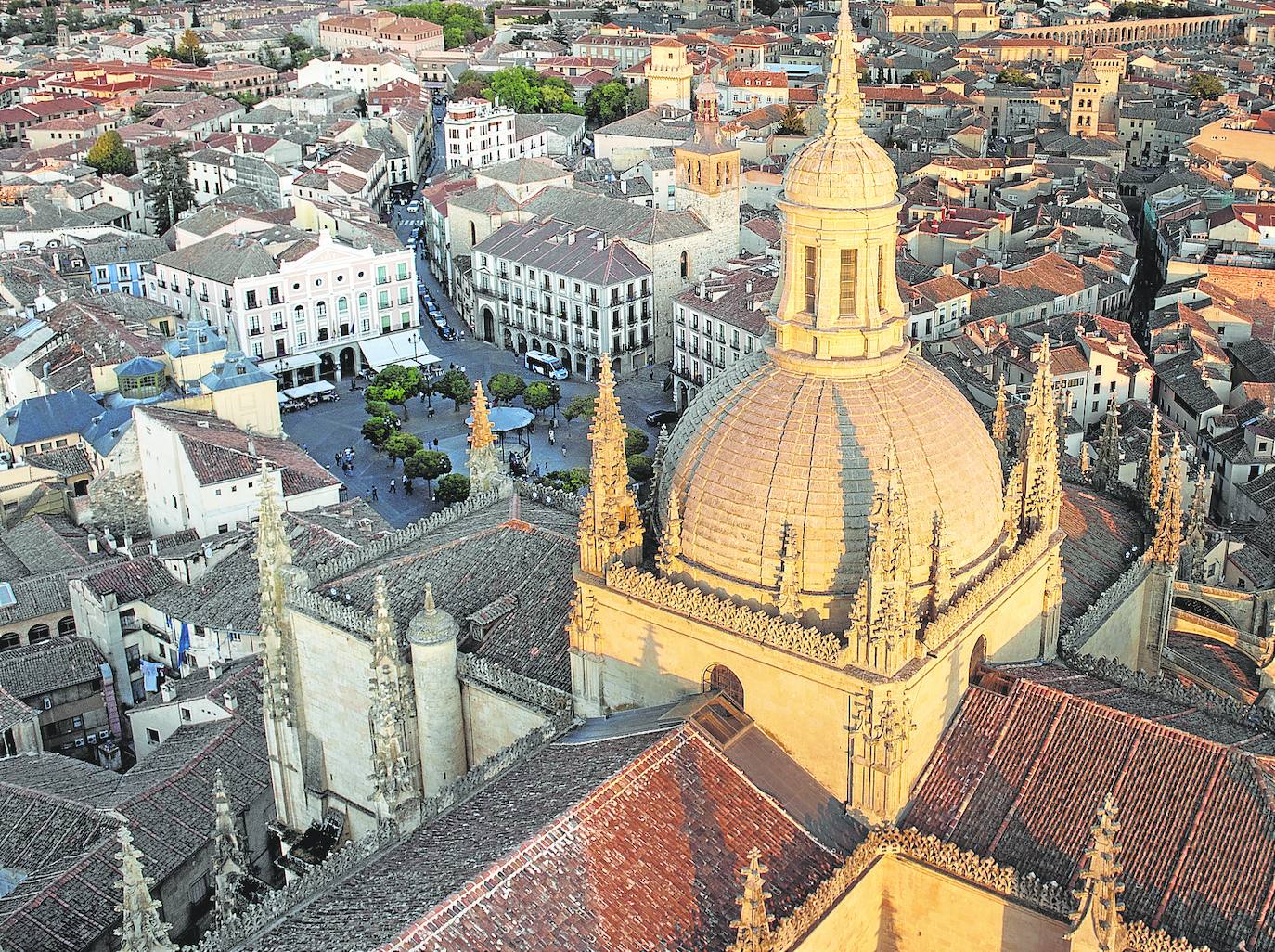 Vista del casco antiguo de Segovia, desde la torre de la Catedral.