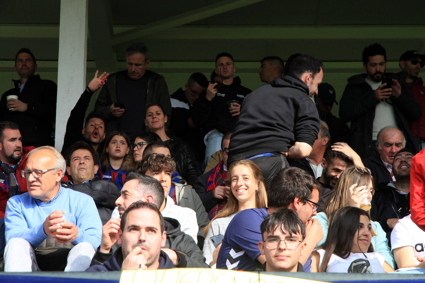 Búscate en las gradas de La Albuera