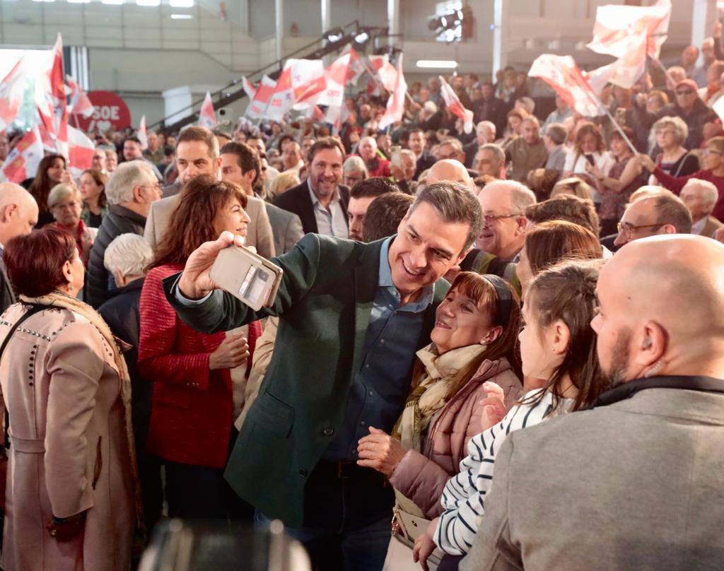 Pedro Sánchez se hace un selfi con una simpatizante.