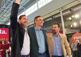 Luis Tudanca (derecha), junto a Pedro Sánchez y Óscar Puente.