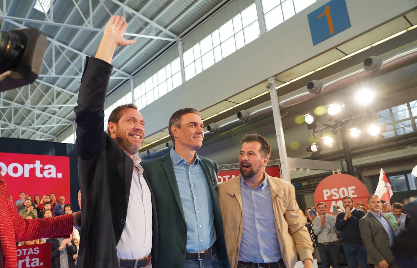 Luis Tudanca (derecha), junto a Pedro Sánchez y Óscar Puente.