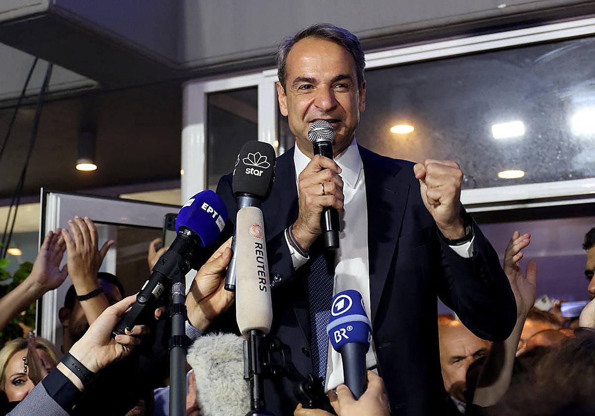 Kyriakos Mitsotakis, frente a la sede del partido, después de las elecciones.
