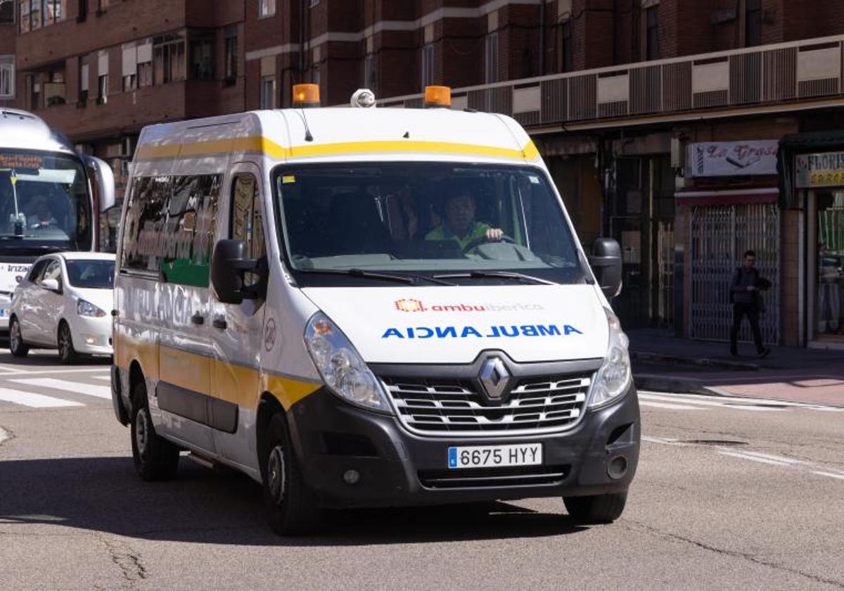 Imagen de archivo de una ambulancia del 112 en una calle de Valladolid.