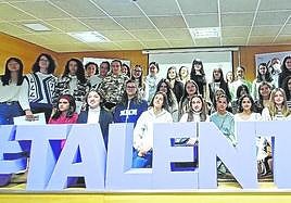 Foto de familia de parte de las asistentes a la jornada de clausura.