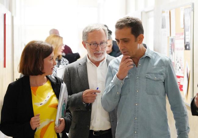 María Sánchez, candidata de Valladolid Toma la Palabra, y Manuel Saravia, con Vicente Andrés (CC OO).