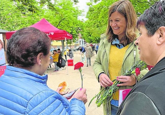 Clara Martín charla con una vecina en San Lorenzo.