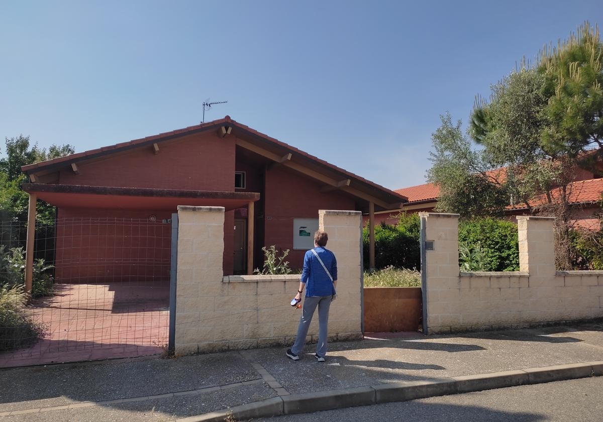 Una vecina mira el interior de la vivienda de la Urbanización de Casasola a la que accedieron los okupas.