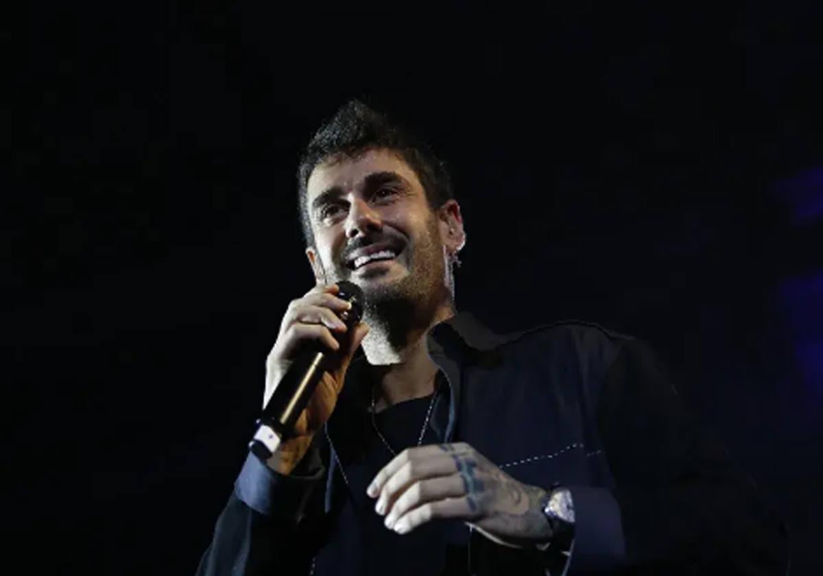 Melendi durante un concierto.