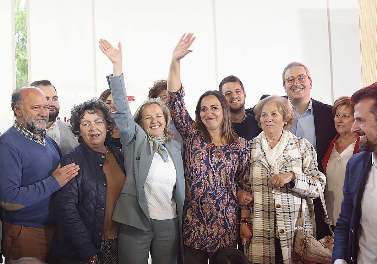 Nadia Calviño y Miriam Andrés, rodeados de compañeros de la lista y simpatizantes.