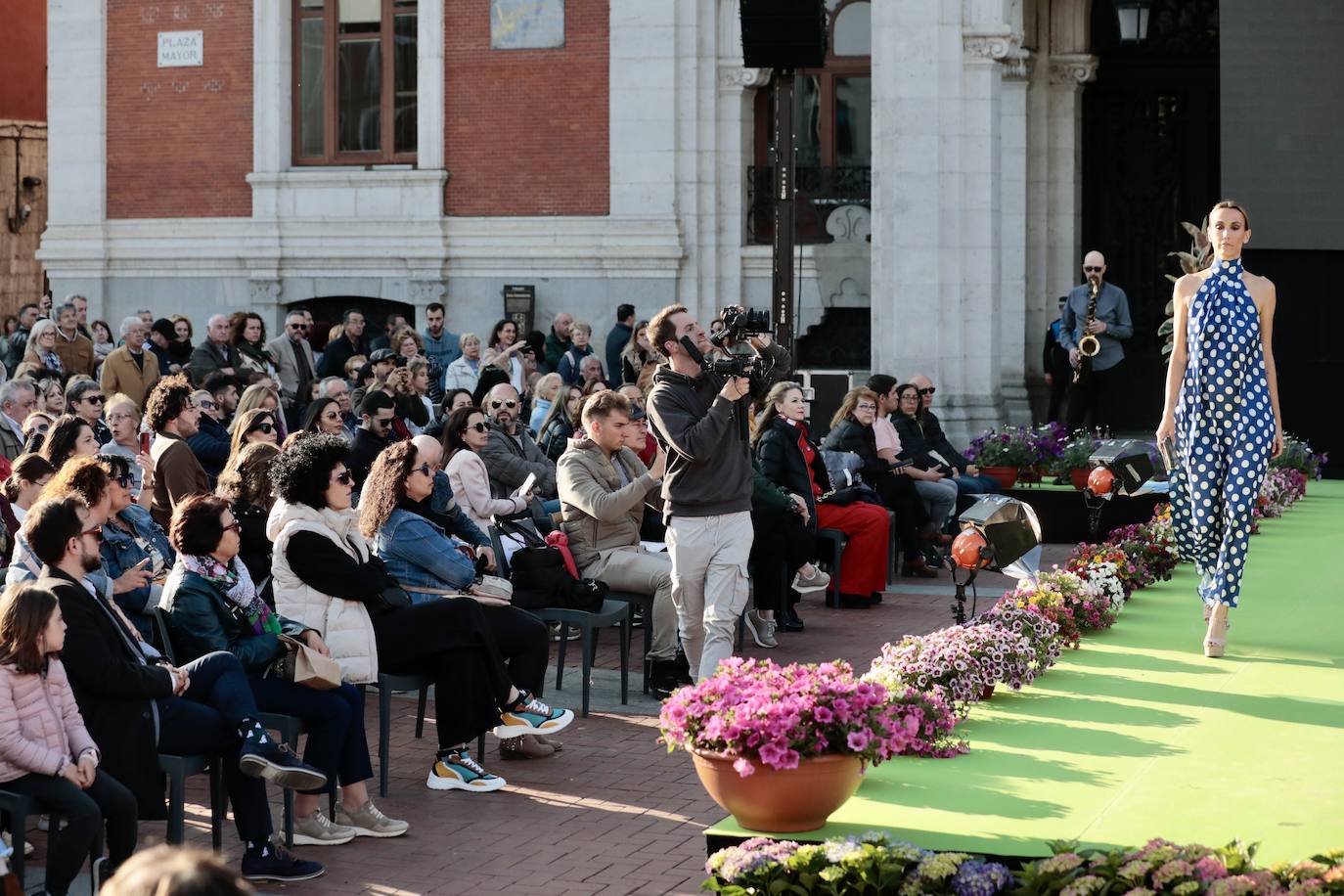 Así fue el desfile de moda en la pasarela de la Plaza Mayor de Valladolid