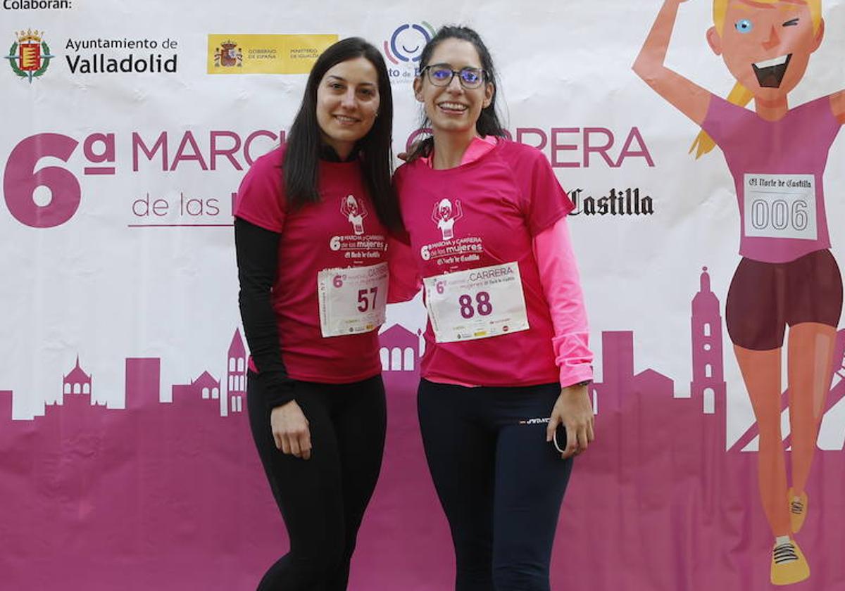 Dos participantes de la VI Marcha y Carrera de las Mujeres posan ante el photocall de El Norte de Castilla.