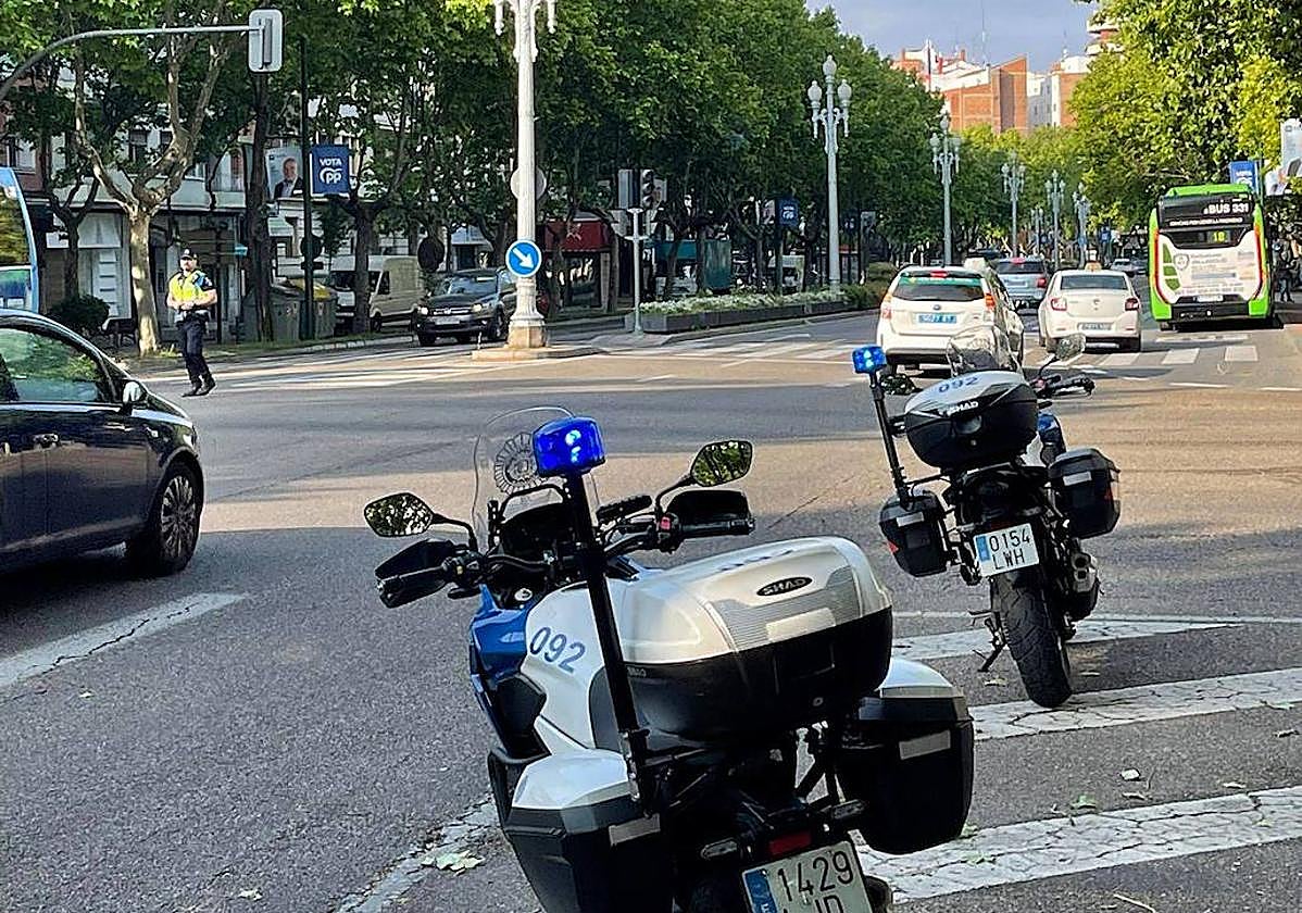 Policías municipales regulan el tráfico en la zona.