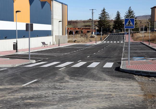 Urbanización de calles en los aledaños del polideportivo de la Vega.