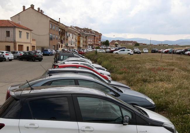 Aparcamiento en la zona de Las Lastras, aún sin urbanizar.