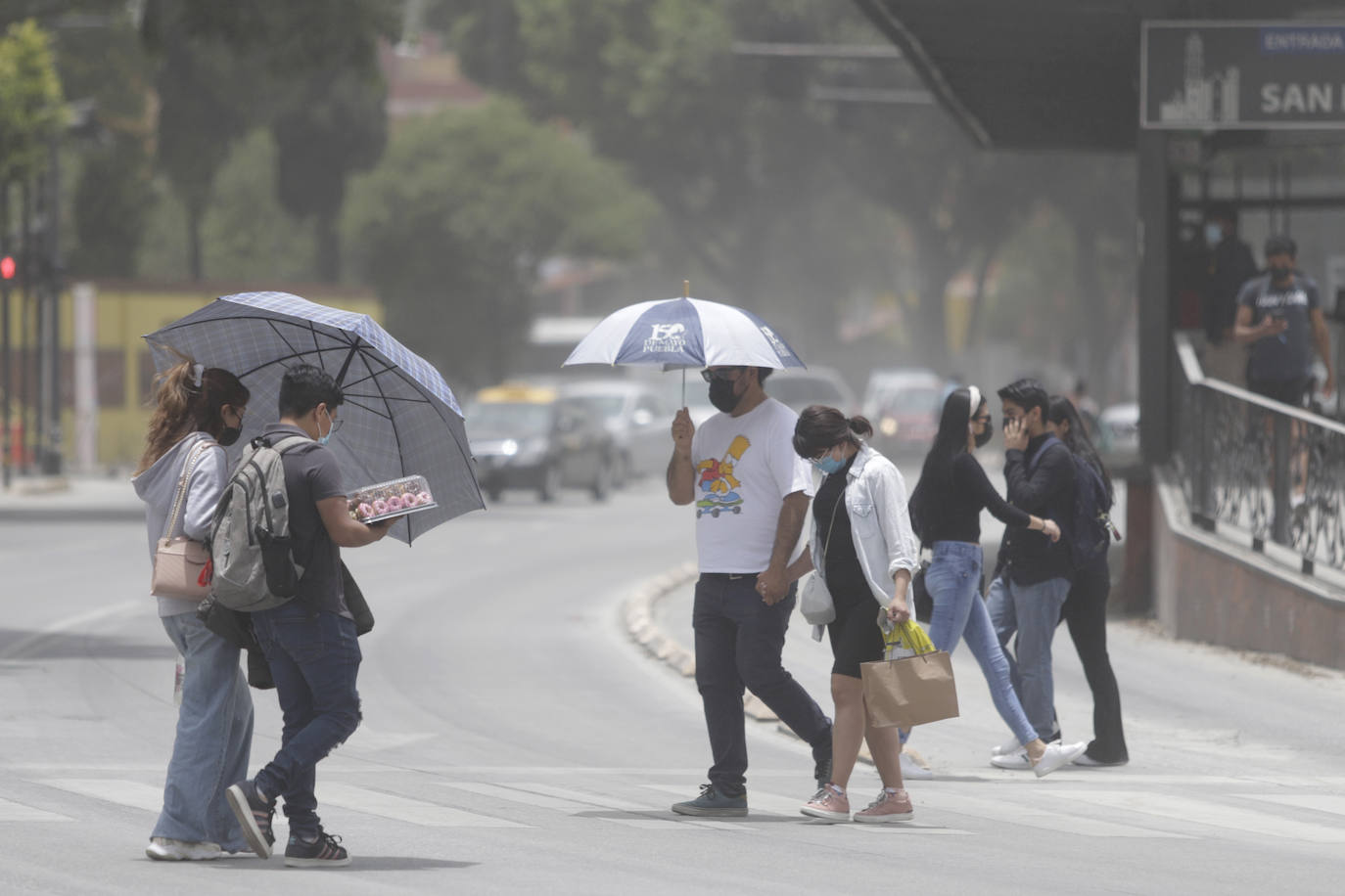 Los habitantes de Puebla se protegen de las cenizas y gases que ha producido el volcán