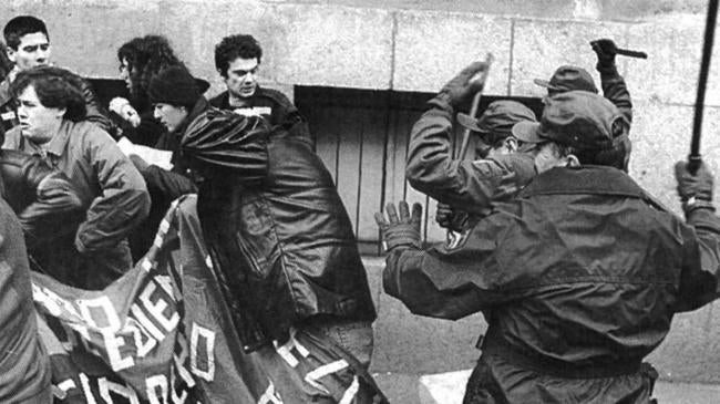 Imagen después - A la izquierda ,manifestación en Zorrilla el 10 de mayo de 1993. A la derecha, carga policial contra los manifestantes en San Pablo el 21 de febrero de 1993.