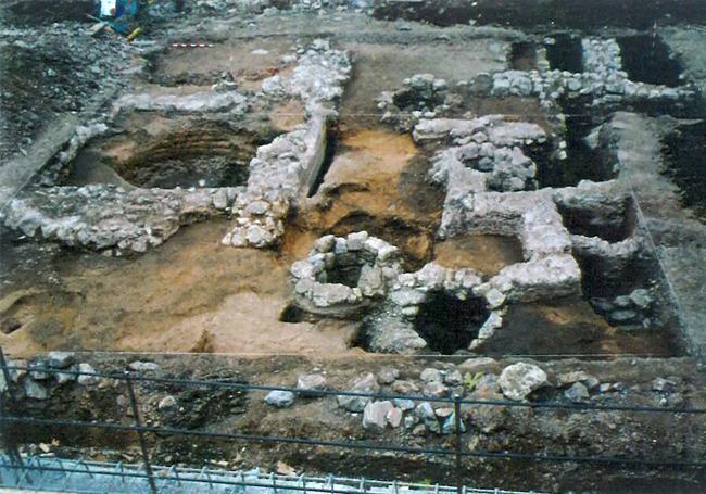 Excavaciones en el solar situado entre la plaza y las calles Gardoqui y Concepción en 1998.