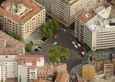 Imagen secundaria 1 - Arriba, la plaza de San Miguel en los años setenta. Debajo, a la izquierda, vista área de la plaza en el siglo XX. A la derecha, excavaciones arqueológicas en 2009.