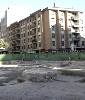 Imagen secundaria 2 - Arriba, la plaza de San Miguel en los años setenta. Debajo, a la izquierda, vista área de la plaza en el siglo XX. A la derecha, excavaciones arqueológicas en 2009.