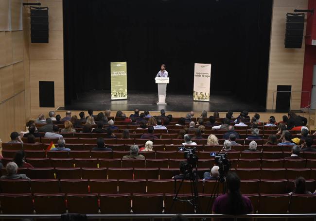 Juan García-Gallardo se dirige desde el escenario a los asistentes al mitin de Vox en La Victoria.