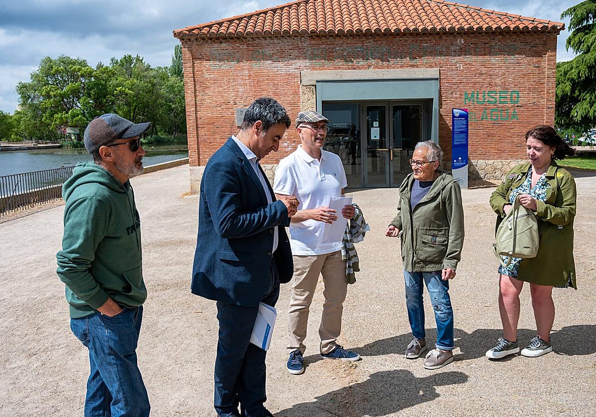 Representantes de la asociación, hoy en la Dársena del Canal