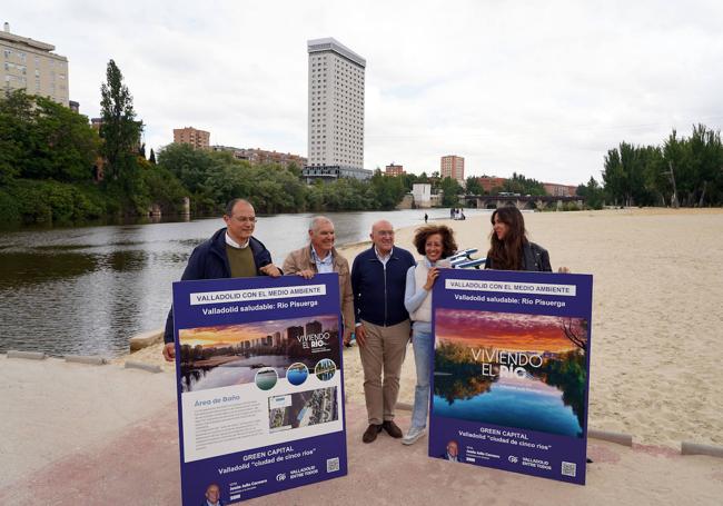 Jesús Julio Carnero, junto a Alejandro García Pellitero, el ex piragüista Narciso Suárez, Mercedes Cantalapiedra y Blanca Jiménez, presenta si proyecto Viviendo el río.