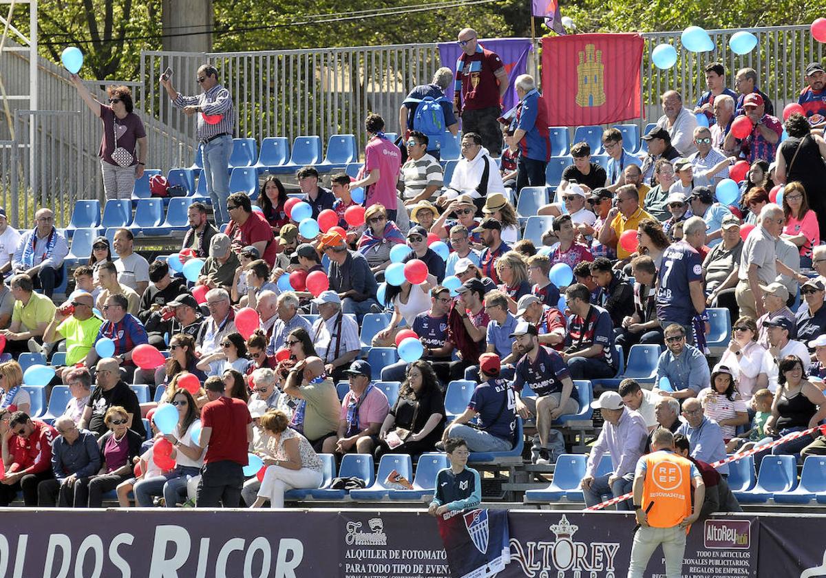 Afición de la Gimnástica Segoviana, en un desplazamiento de esta temporada.