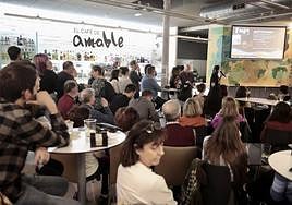 Un momento de una de las charlas durante la segunda jornada de 'Pint of science', en el café Amable.