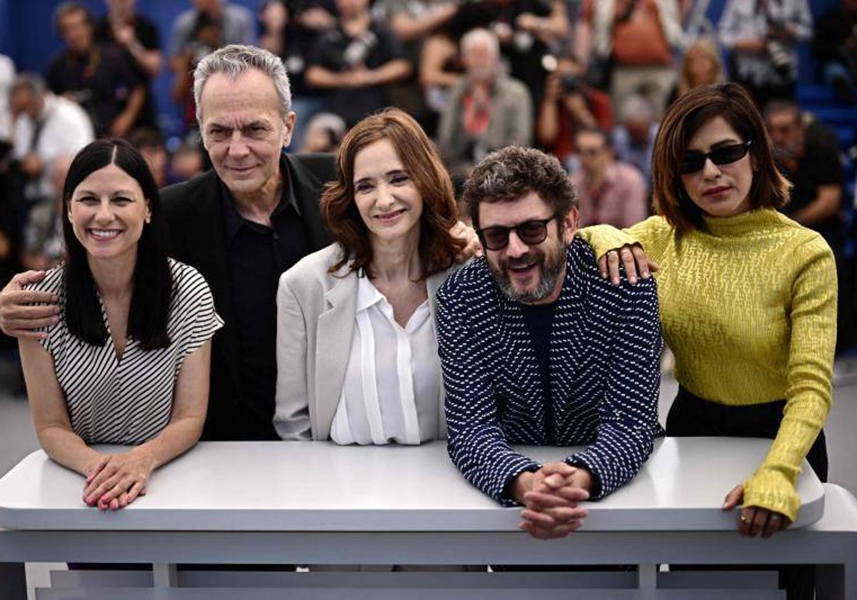 Los actores de 'Cerrar los ojos', de Erice, en Cannes.