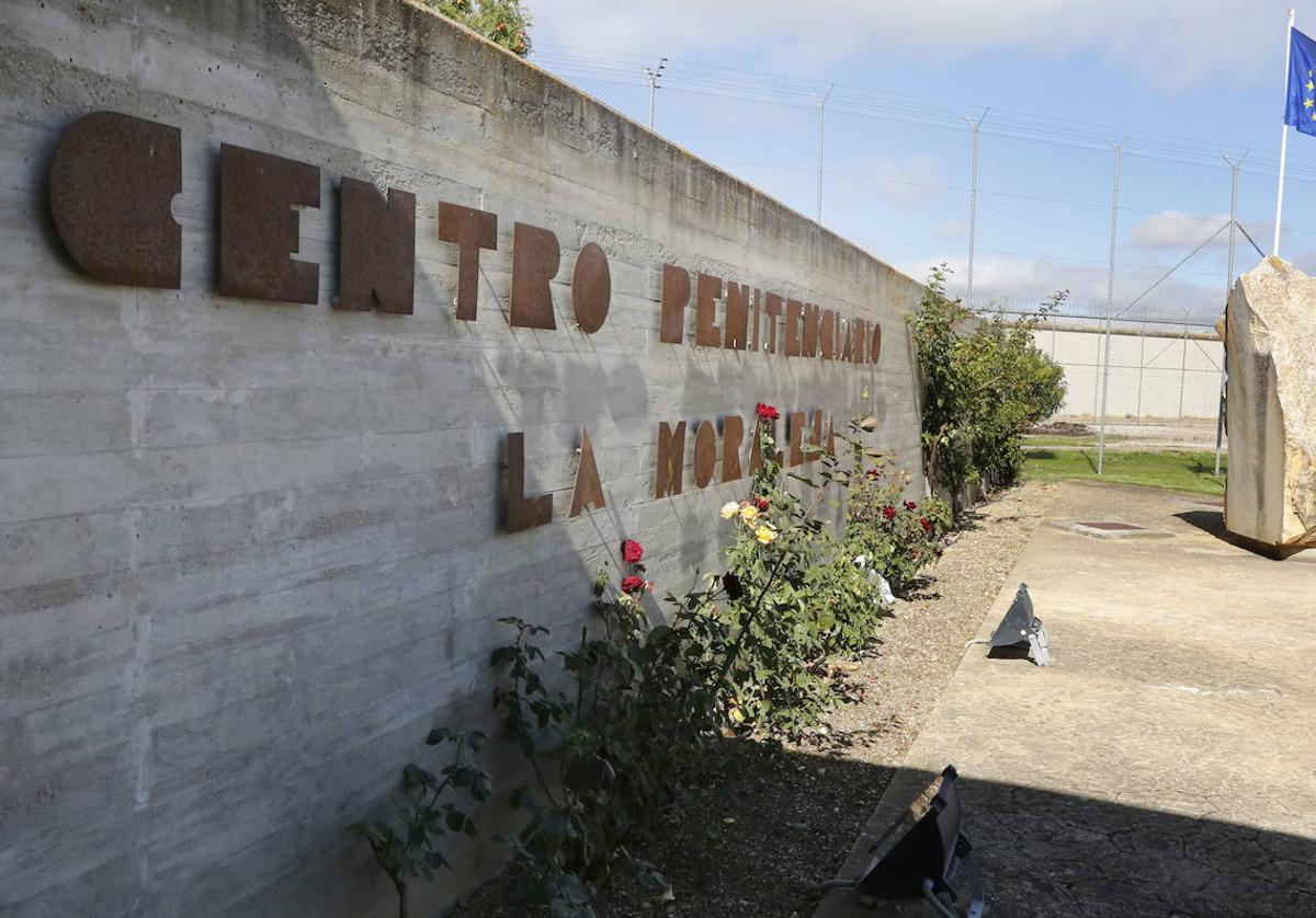 Un preso de Dueñas asume seis meses de cárcel por lanzar patadas y puñetazos en un cacheo