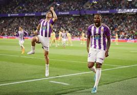 Aguado y Larin celebran eufóricos el segundo gol blanquivioleta.