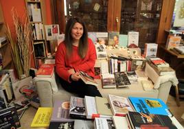 Noelia Solís, entre libros en su librería de Segovia.