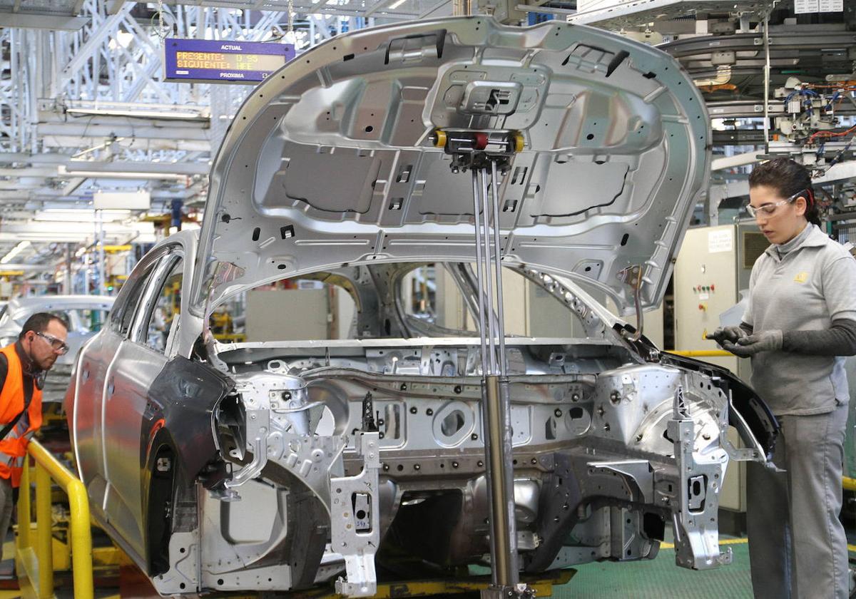 Cadena de montaje en la factoría de Renault en Villamuriel.