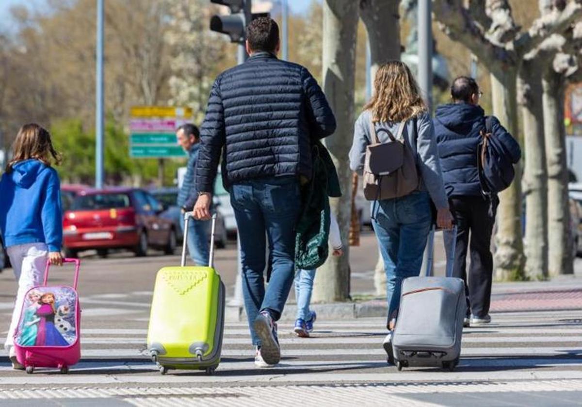 Una familia sale con sus maletas de la estación de tren de Valladolid.