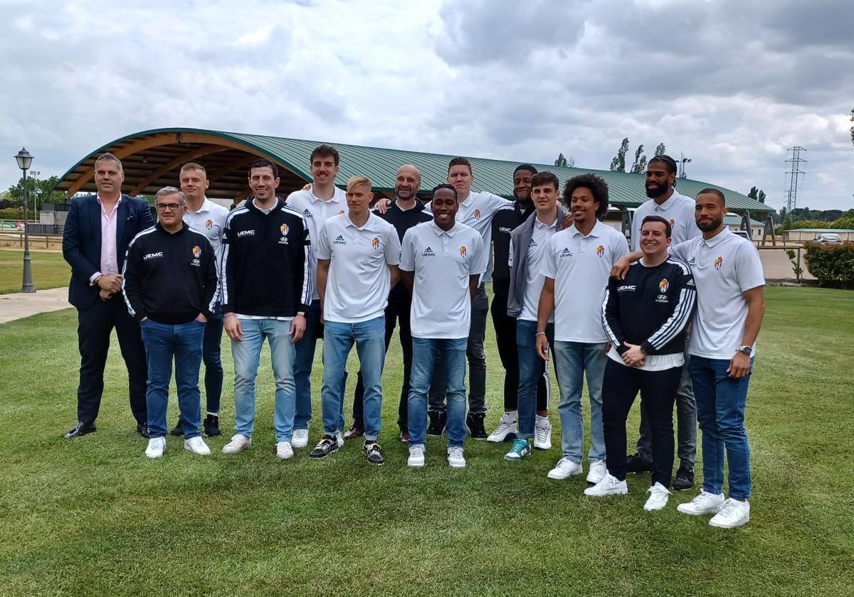 La plantilla del UEMC Real Valladolid Baloncesto posa en la Real Sociedad de Hípica.