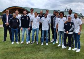 La plantilla del UEMC Real Valladolid Baloncesto posa en la Real Sociedad de Hípica.