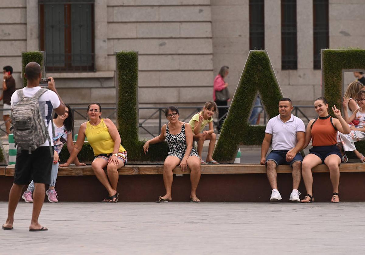 Un grupo de turistas, en agosto del año pasado, en la plaza de Zorrilla.